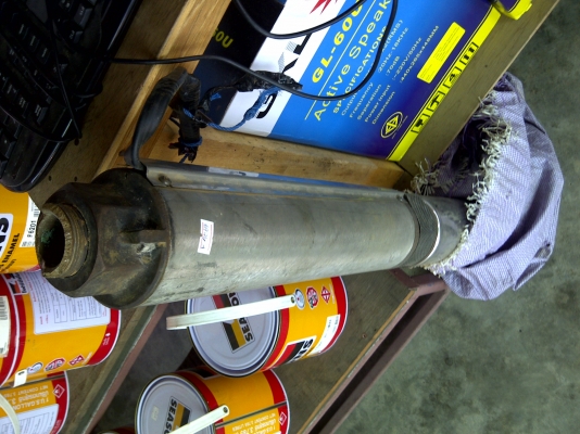 ปั๊มน้ำบาดาล  Franklin Electric ขนาด 1.5 แรงม้า  ใบพัดหลายสิบใบ สูงจากพิ้นประมาณ70 cm. โตประมาณ 3 นิ้ว