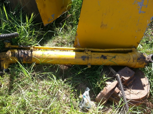 ขายด่วน กระบอกอาม + กระบอกบุ่งกี๋ KOMATSU PC 200-5