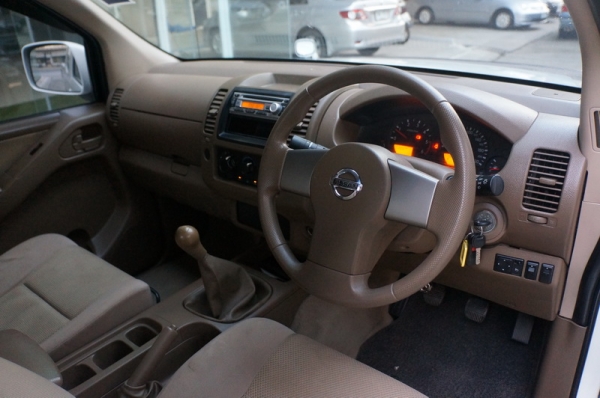 NISSAN NAVARA ปี 2010 cab สีขาว ชุดแต่งครบ เครื่อง ช่วงล่างดี แอร์เย็น รถสวย พร้อมใช้งาน ราคาโดนใจ ฟรีดาวน์ จัดไฟแนท์ได้เต็ม