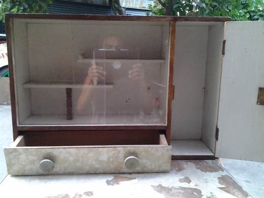 ตู้ยารุ้นเก่าคลาสสิค