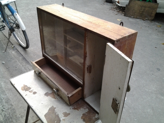 ตู้ยารุ้นเก่าคลาสสิค