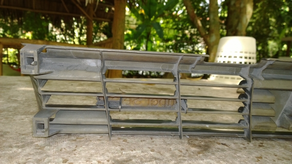 กระจังหน้า nissan bluebird u12