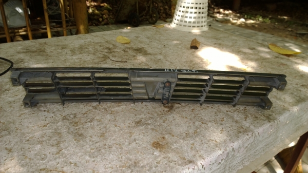 กระจังหน้า nissan bluebird u12