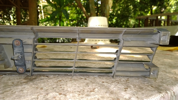 กระจังหน้า nissan bluebird u12