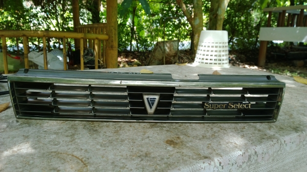 กระจังหน้า nissan bluebird u12