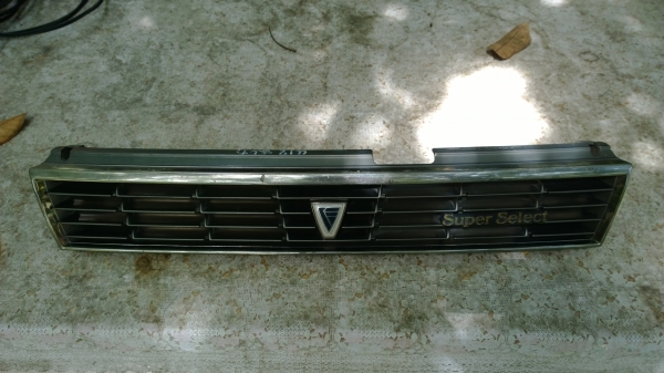 กระจังหน้า nissan bluebird u12