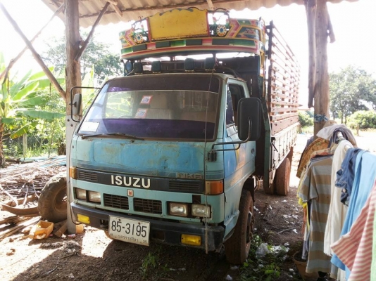 **330,000 บ.ต่อรอง**ขาย6ล้อราคาเบาๆ ISUZU NKR 110HP JAANKR58LK ห้างแท้หูช้าง เกียร์ยาว เครื่อง4BE1 110แรง เครื่องดีติดง่าย แรงดี ช่วงล่าง6น็อตHINO หน้า-หลัง คัสซีสวยเดิมไม่ผุ ไม่ดาม กระบะพื้นไม้คอกไม้ สภาพดีฝาทึบดี ยาง7.50 ดี6เส้น หัวเก๋งสีไม่สวยมีแตกมีลอ