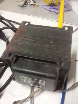 ขาย หม้อแปลงไฟเข้า 220 v. ออก 110 v. ขนาด 2000 w. มือสองพร้อมใช้ ขาย หม้อแปลงไฟเข้า 220 v. ออก 110 v. ขนาด 2000 w. มือสองพร้อมใช้