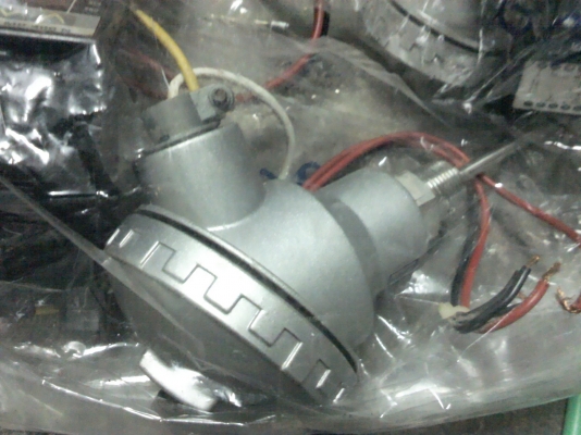 เครื่องวัดและควบคุมอุณหภูมิ ยี่ห้อ DIGICON พร้อมห้ววัดแบบ K วัดอุณหภูมิได้สูงสุด 400 C. (มีแค่ 4 ชุด)