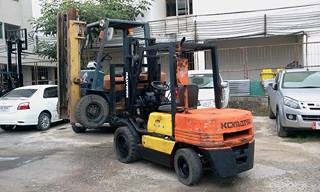 ขายรถยกโฟร์คลิฟท์ KOMAT'SU FD30-11 ตามสภาพสีไม่สวย ขายรถยกโฟร์คลิฟท์ KOMAT'SU FD30-11 ตามสภาพสีไม่สวย