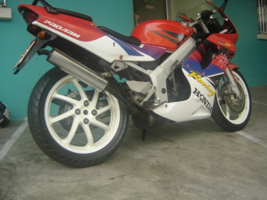 HONDA NSR PROARM NS150SP แท้ สีแดงขาว สวย สภาพเครื่องยนต์ ดีเยี่ยม สนใจติดต่อ คุณ เจ๋ง ราคา 28000 บาท จ่ายเงินสดครับ