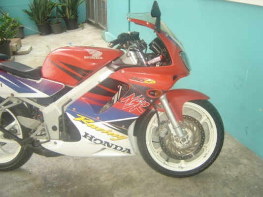 HONDA NSR PROARM NS150SP แท้ สีแดงขาว สวย สภาพเครื่องยนต์ ดีเยี่ยม สนใจติดต่อ คุณ เจ๋ง ราคา 28000 บาท จ่ายเงินสดครับ
