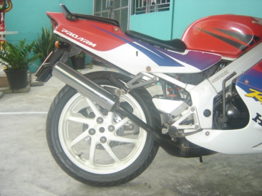 HONDA NSR PROARM NS150SP แท้ สีแดงขาว สวย สภาพเครื่องยนต์ ดีเยี่ยม สนใจติดต่อ คุณ เจ๋ง ราคา 28000 บาท จ่ายเงินสดครับ