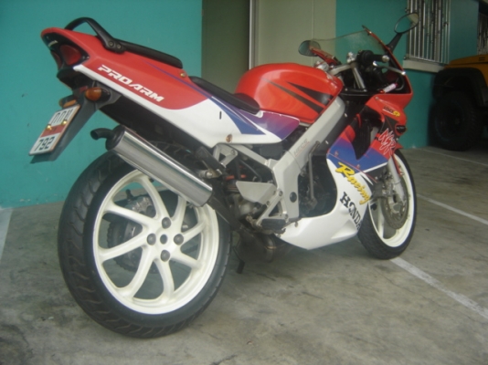 HONDA NSR PROARM NS150SP แท้ สีแดงขาว สวย สภาพเครื่องยนต์ ดีเยี่ยม สนใจติดต่อ คุณ เจ๋ง ราคา 28000 บาท จ่ายเงินสดครับ