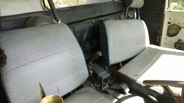 หัวเก๋งHINO KR300 มีอุปกรณ์ครบ มีผุนิดเดียวที่บันได....