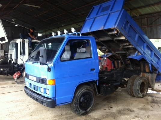ขายหกล้อดั๊ม ISUZU NKR 110 แรง รถห้าง เอกครบ เครื่อง เกียร์ ช่วงล่าง แชสซีสวยมาก แอร์เย็น ดั๊มไม่ผุ พร้อมใช้งานนัก ยิงทราย พ่นสีให้ใหม่ทังคัน ...........ติดต่อ 091-5589949  .............