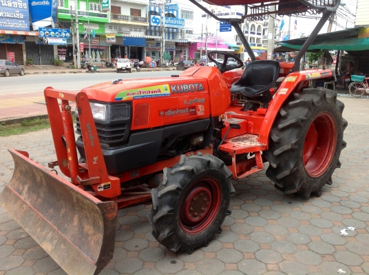 แทรกเตอร์คูโบต้า 3408 มี อุปกรณ์2ชิ้น คือ ใบดันหน้าและโรตารี่หรือจอบหมุน. สภาพดีมาก ๆๆๆ. เดิม