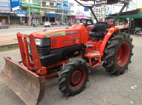 แทรกเตอร์คูโบต้า 3408 มี อุปกรณ์2ชิ้น คือ ใบดันหน้าและโรตารี่หรือจอบหมุน. สภาพดีมาก ๆๆๆ. เดิม แทรกเตอร์คูโบต้า 3408 มี อุปกรณ์2ชิ้น คือ ใบดันหน้าและโรตารี่หรือจอบหมุน. สภาพดีมาก ๆๆๆ. เดิม