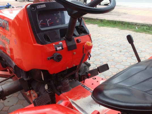 แทรกเตอร์คูโบต้า 3408 มี อุปกรณ์2ชิ้น คือ ใบดันหน้าและโรตารี่หรือจอบหมุน. สภาพดีมาก ๆๆๆ. เดิม