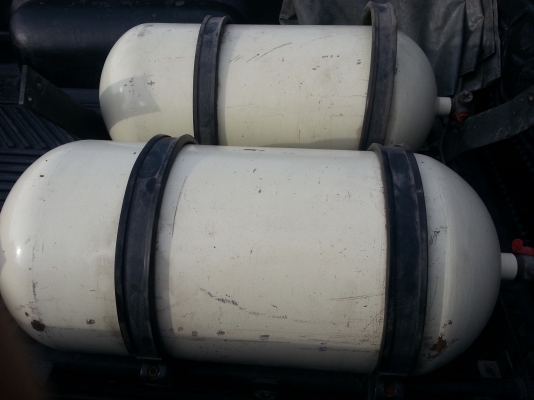 ถังngv60 ลิตร 2ถัง(ถังคู่ สำหรับติดใต้ท้อง)พร้อมขาสำหรับยึดใต้ท้อง 15000บาท   ถังปี 2011 หมดอายุปี 2026 คุยกันได้ครับ