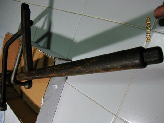 แม่แรงมือหมุนโบราณ ยังใช้งานได้