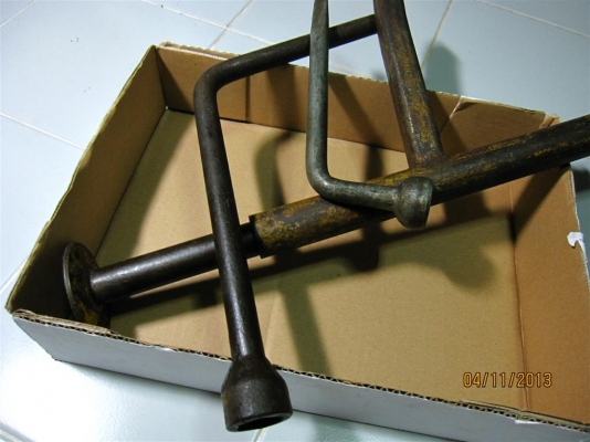 แม่แรงมือหมุนโบราณ ยังใช้งานได้ แม่แรงมือหมุนโบราณ ยังใช้งานได้