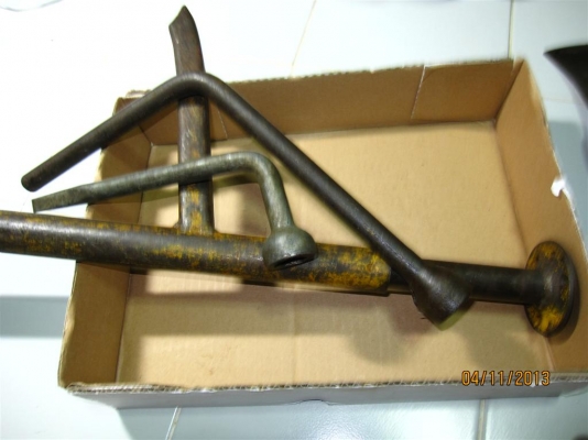 แม่แรงมือหมุนโบราณ ยังใช้งานได้ แม่แรงมือหมุนโบราณ ยังใช้งานได้