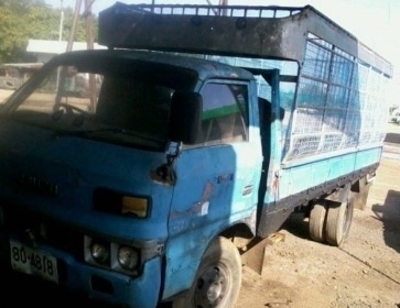 ISUZU TL 85 HP รถบรรทุก 6 ล้อ กระบะคอกเหล็กมีตะแกรงรอบคันความยาว 4.30 เมตร เครื่องแน่นแรงดี ภายในเก๋งคอนโซลครบพร้อม ช่วงล่างคัชซีไม่มีผุ ยาง 7.50 ขอบ 16 สภาพดี 70\% พร้อมบรรทุกพร้อมใช้งาน เอกสารทะเบียนครบ ราคาต่อรองได้ครับ