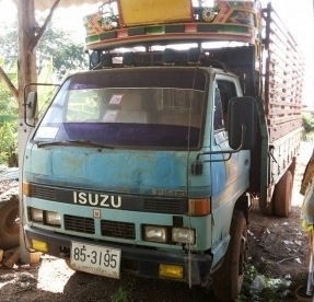 ISUZU NKR 110 HP 4BE1 ห้างแท้ กระบะเหล็กคอกไม้ความยาว 4.30 เมตรสภาพดีไม่มีผุกร่อน เครื่องแห้งแรงดีไม่เยิ้ม ภายในเก๋งคอนโซลครบพร้อม พวงมาลัยธรรมดา เกียร์ยาว ช่วงล่างคัชซีสวย ยาง 7.50 ขอบ 16 สภาพดี 70\% พร้อมบรรทุกพร้อมใช้งาน เอกสารทะเบียนครบพร้อม ราคาต่อรอง ISUZU NKR 110 HP 4BE1 ห้างแท้ กระบะเหล็กคอกไม้ความยาว 4.30 เมตรสภาพดีไม่มีผุกร่อน เครื่องแห้งแรงดีไม่เยิ้ม ภายในเก๋งคอนโซลครบพร้อม พวงมาลัยธรรมดา เกียร์ยาว ช่วงล่างคัชซีสวย ยาง 7.50 ขอบ 16 สภาพดี 70\% พร้อมบรรทุกพร้อมใช้งาน เอกสารทะเบียนครบพร้อม ราคาต่อรอง