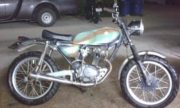 ขาย Honda CB100 แต่งแนวไหนไม่รู้สภาพดีราคา 7500 บาท ขาย Honda CB100 แต่งแนวไหนไม่รู้สภาพดีราคา 7500 บาท