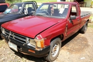 TOYOTA HILUX HERO 2.4D เครื่องแน่นแรงดี สีสันเดิมๆ ภายในเก๋งคอนโซลครบพร้อม พวงมาลัยธรรมดา ภายนอกกระบะไม่มีผุกร่อน ช่วงล่างคัชซีสวยไม่มีผุ ยางสภาพดี 4 เส้นประมาณ 70\% พร้อมใช้งาน เอกสารทะเบียนครบพร้อมโอน ราคาต่อรองได้ครับ