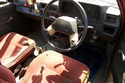 TOYOTA HILUX HERO 2.4D เครื่องแน่นแรงดี สีสันเดิมๆ ภายในเก๋งคอนโซลครบพร้อม พวงมาลัยธรรมดา ภายนอกกระบะไม่มีผุกร่อน ช่วงล่างคัชซีสวยไม่มีผุ ยางสภาพดี 4 เส้นประมาณ 70\% พร้อมใช้งาน เอกสารทะเบียนครบพร้อมโอน ราคาต่อรองได้ครับ