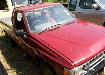 TOYOTA HILUX HERO 2.4D เครื่องแน่นแรงดี สีสันเดิมๆ ภายในเก๋งคอนโซลครบพร้อม พวงมาลัยธรรมดา ภายนอกกระบะไม่มีผุกร่อน ช่วงล่างคัชซีสวยไม่มีผุ ยางสภาพดี 4 เส้นประมาณ 70\% พร้อมใช้งาน เอกสารทะเบียนครบพร้อมโอน ราคาต่อรองได้ครับ