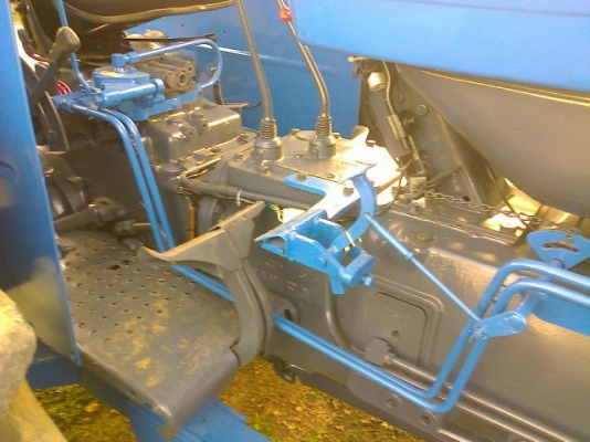 ขายรถไถฟอร์ด 6610 4*4 คานหน้า คาราโล่ ทะเบียนพร้อม