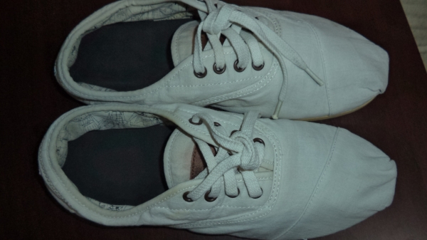 รองเท้า TOMS วัดความยาวภายใน 26.5 cm