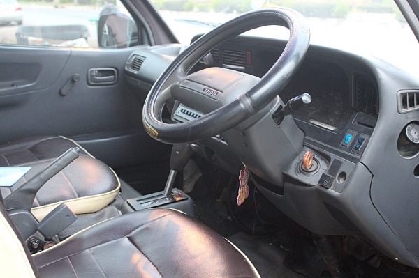 รถตู้ TOYOTA HIACE ปี96 แต่งซิ่ง ภายใน VIP เครื่อง 2 JZ ติดแก็ซหัวฉีด 185000