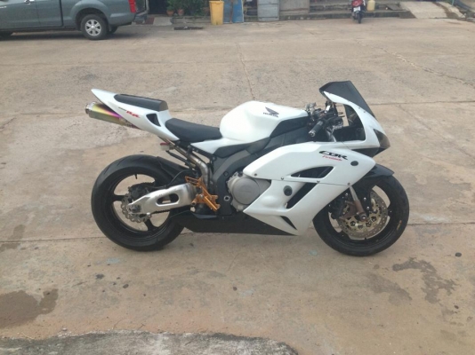 ขาย เเฟริ่ง CBR1000RR 04-05  ขาว ของเเท้ติดรถ ชุดละ 6000