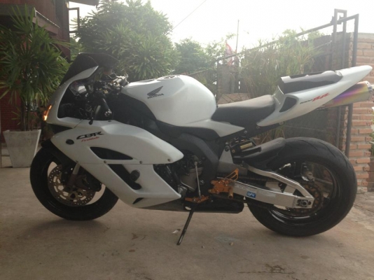 ขาย เเฟริ่ง CBR1000RR 04-05  ขาว ของเเท้ติดรถ ชุดละ 6000