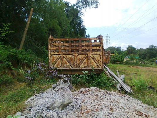 กระบะดั้มสามมิตร..รถสิบล้อ ยาว 6 เมตร กว้าง 2.5 เมตร ยกลงจากสิบล้อ นิสสัน ยูดี