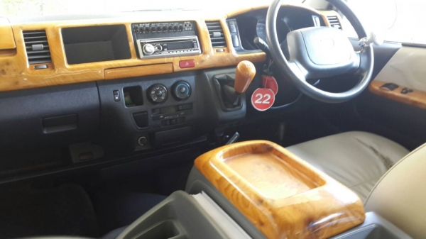 ขายรถตู้ 11 ที่นั่ง สีขาว