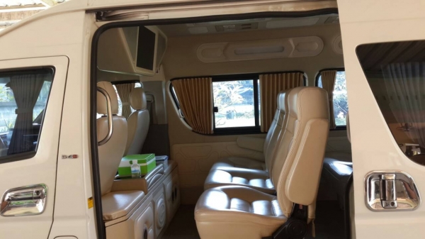 ขายรถตู้ 11 ที่นั่ง สีขาว