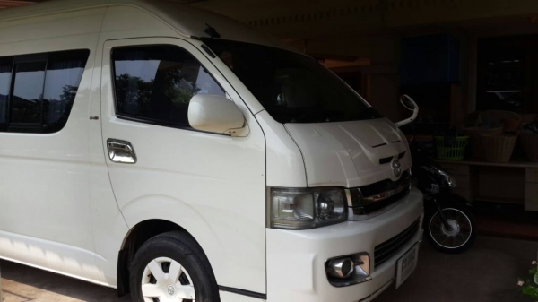 ขายรถตู้ 11 ที่นั่ง สีขาว