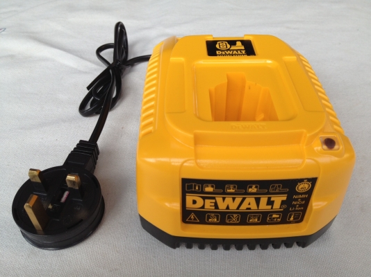 แท่นชาร์จ DeWALT DE9135 7.2V-18V Lithium Ion Charger UK plug Made in Germany