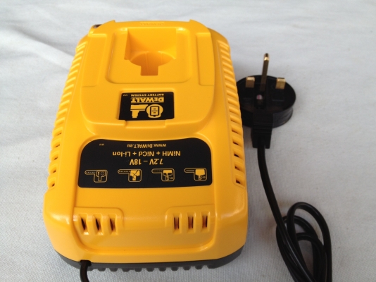 แท่นชาร์จ DeWALT DE9135 7.2V-18V Lithium Ion Charger UK plug Made in Germany