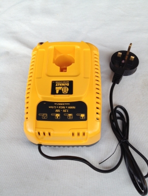 แท่นชาร์จ DeWALT DE9135 7.2V-18V Lithium Ion Charger UK plug Made in Germany