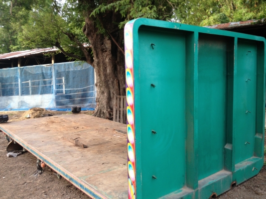 ชายพื้น 10 ล้อ