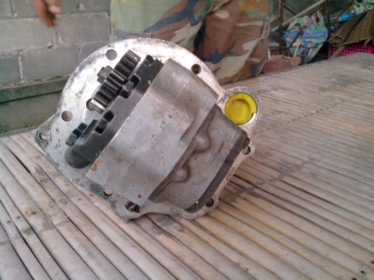 ขายปั้มขาว FORD 6610