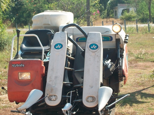 รถเกี่ยวข้าวเล็ก