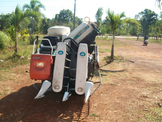 รถเกี่ยวข้าวเล็ก