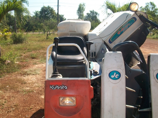 รถเกี่ยวข้าวเล็ก